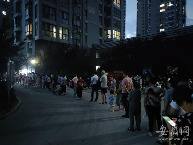2025新澳門正版免費(fèi)掛牌燈牌和爾濱居民排隊(duì)裝空調(diào)與爾濱居民排隊(duì)裝空調(diào)多少錢